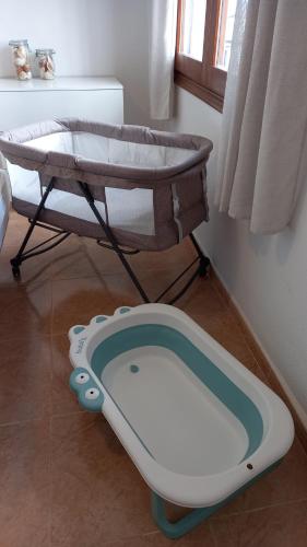 a toy bath tub with a bed in a room at Maison avec logement indépendant piscine privée et vue mer in Pego