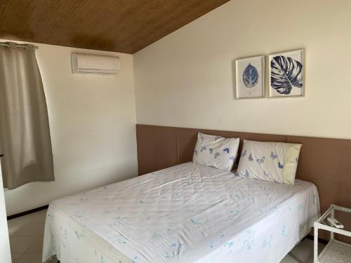 1 dormitorio con 1 cama en una habitación en Casa 08 Quadra 06 Cond. Viva Vida, en Aracaju