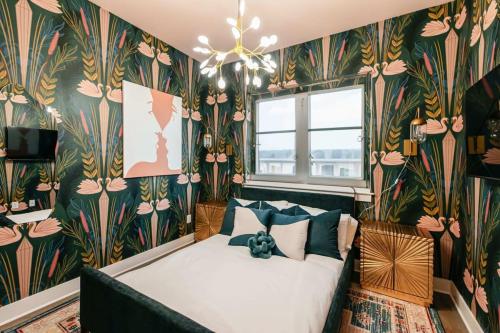 - une chambre avec un lit et du papier peint floral dans l'établissement Designer Single Family House-Rooftop- Hot Tub, à Nashville
