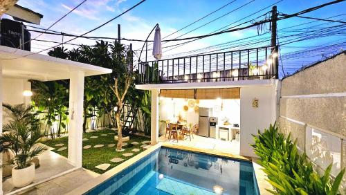 una casa con piscina di fronte a una casa di Villa Adam 2 BD with Pool and Outside Kitchen a Dalung