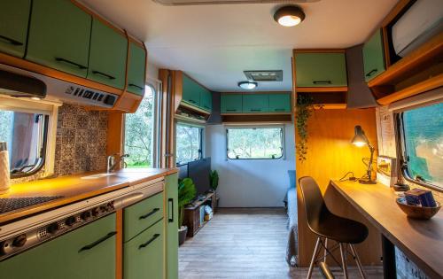a kitchen with green cabinets and a counter top at Onar Camper in Liyidhés