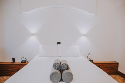 dois pares de sapatos sentados numa cama em Albergo Delle Regioni, Barberini - Fontana di Trevi em Roma