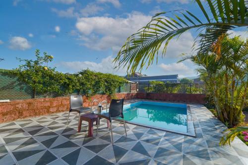 The swimming pool at or close to Lingmala Greens