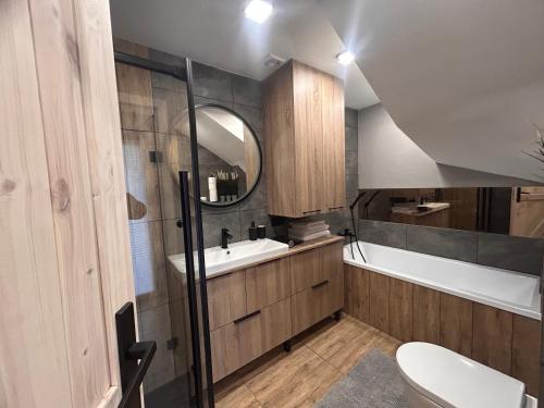 Apartament DELUX في جيشوف: حمام مع حوض وحوض استحمام ومرحاض
