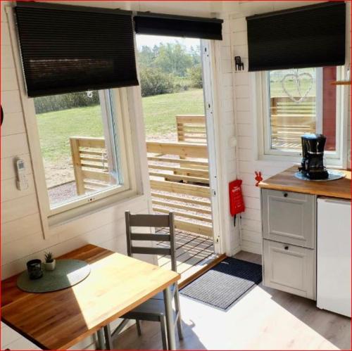 Pokój ze stołem i kuchnią z oknem w obiekcie Lunagården w mieście Åhus