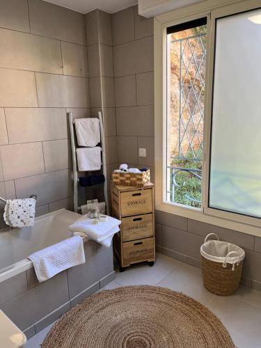 Ένα μπάνιο στο Beau 2P, très équipé, localisation parfaite/AC