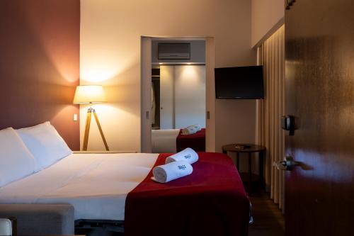 una camera d'albergo con un letto e un asciugamano sopra di Hotel Rali Viana a Viana do Castelo