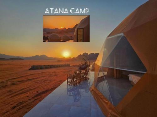 uma vista para o pôr-do-sol a partir de uma tenda no deserto em RUM ATANA lUXURY CAMP em Wadi Rum