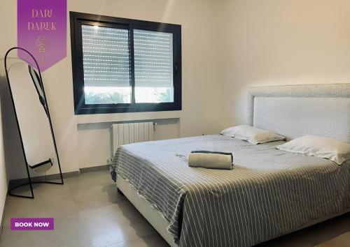 - une chambre avec un lit et un sac dans l'établissement JourneyJoy II Luxury Apartment with Pool & Gym, à Sidi Daoud
