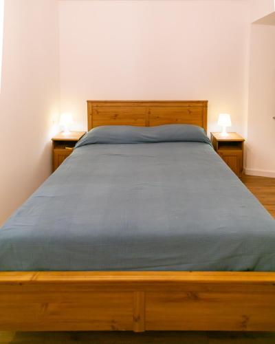 a bed in a room with two nightstands and two lamps at RossoToscano in Piantravigne