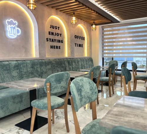 Mili Hotel في بيرات: صف من الطاولات والكراسي في المطعم