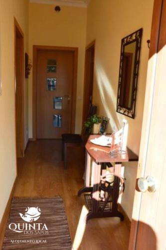 a hallway with a table and a hallway with a door at Quinta dos Sapos in Silves