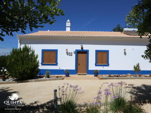 un edificio blanco con una torre de reloj en la parte superior en Quinta dos Sapos, en Silves