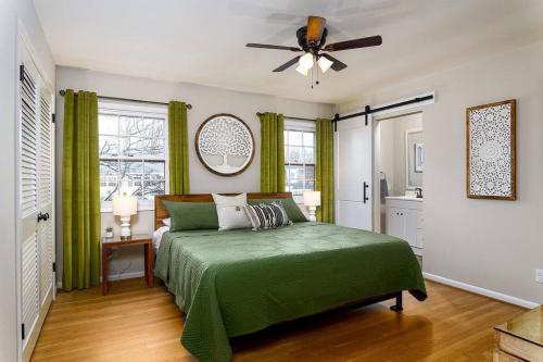 En eller flere senge i et værelse på Aqua Oasis - Central & Stylish - 3 BR / 3 BA