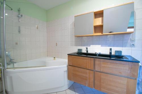 une salle de bain avec une baignoire, un lavabo et des toilettes dans l'établissement Gîte de la tour des Fripons., à Kientzheim