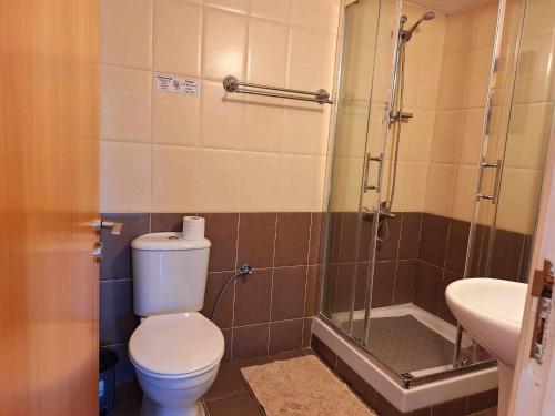 La salle de bains est pourvue de toilettes, d'une douche et d'un lavabo. dans l'établissement Kato Paphos Apt 400m To The Beach, à Paphos