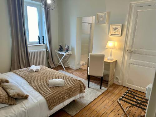 une chambre avec un lit, un bureau et une fenêtre dans l'établissement La Douceur - 4 personnes - BCLA, au Mans