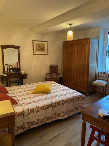 - une chambre avec un lit doté d'un oreiller jaune dans l'établissement ALAMER, à Lion-sur-Mer