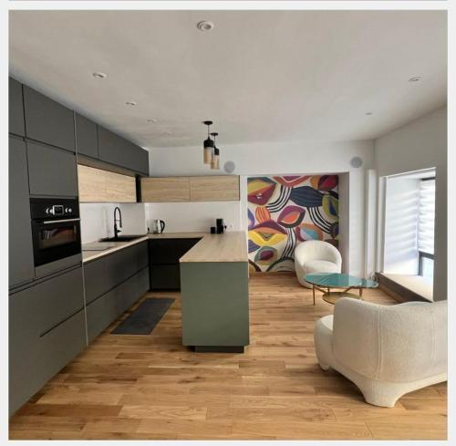 - une cuisine avec un canapé et une table dans une chambre dans l'établissement L’OPÉRA-GARE, à Lille