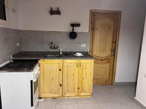uma cozinha com um lavatório e um fogão em Oro Guesthouse em Dahab