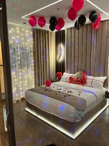 Ένα ή περισσότερα κρεβάτια σε δωμάτιο στο Nourth House ApartHotel-شقق البيت الشمالي للشقق المفروشة