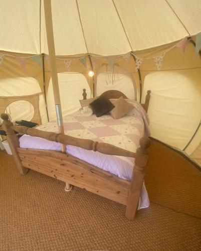 1 dormitorio con cama con dosel en una tienda de campaña en Seascape Belle Tent - 2 Person Luxury Glamping Belle Tent en Dungarvan