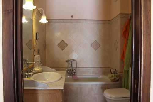 ein Badezimmer mit einer Badewanne, einem Waschbecken und einem WC in der Unterkunft Al Borgo Antico in Forza dʼAgro