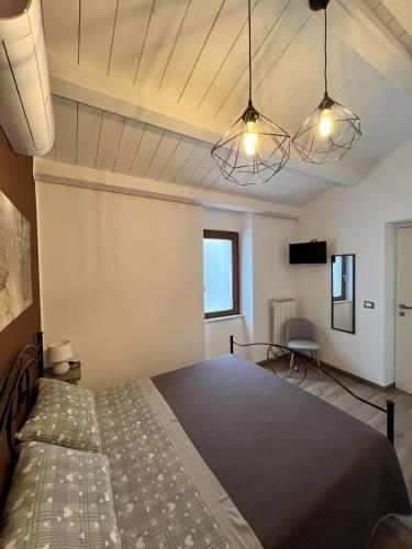 1 dormitorio con 1 cama y 2 luces en Stanze Borgo Antico, en Montenero di Bisaccia