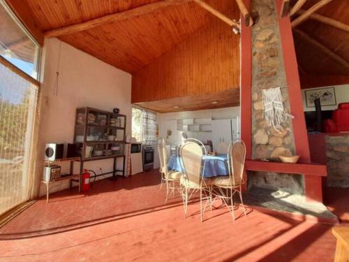 eine Küche und ein Esszimmer mit einem Tisch und Stühlen in der Unterkunft Agradable Casa a Orillas del Lago Rapel in Las Cabras