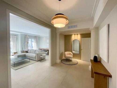un salon avec un canapé et une table dans l'établissement Appartement Centre Cannes, à Cannes