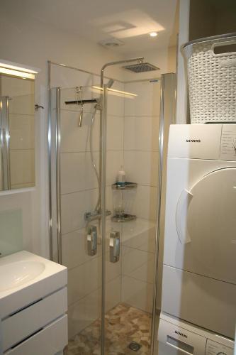 ル・テュケ・パリ・プラージュにあるHermite au Touquetのバスルーム(ガラスドア付きのシャワー付)