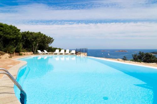 uma piscina com vista para o oceano em Villa Emerald em Porto Cervo