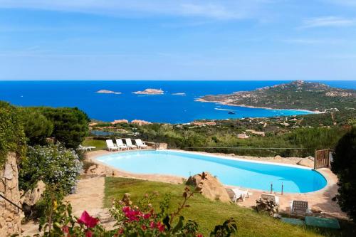 uma piscina com vista para o oceano em Villa Emerald em Porto Cervo