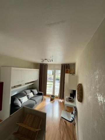 un salon avec un canapé et une table dans l'établissement Les yeux du lac, à Gérardmer