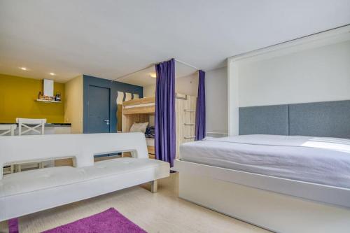 1 dormitorio grande con 2 camas y cocina en Le Studio 44, en Han-sur-Lesse
