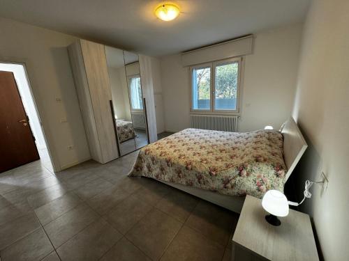 Schlafzimmer mit einem Bett, einem Tisch und einem Fenster in der Unterkunft Beauty and Beast in Ponzano Veneto
