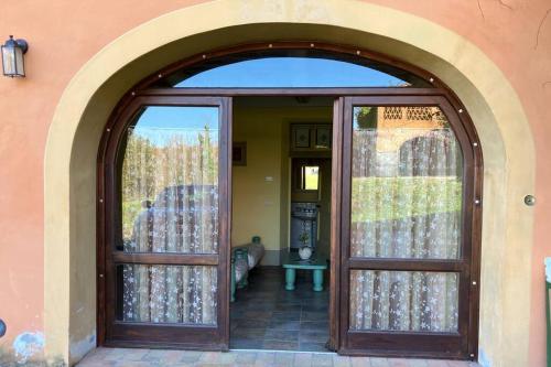 einen Eingang zu einem Haus mit offener Tür in der Unterkunft Quercia house in Figline Valdarno