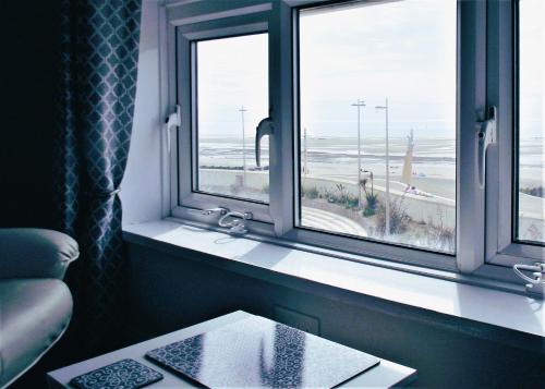 una ventana en un tren con vistas al océano en Seahawk Holiday Apartments en Cleveleys