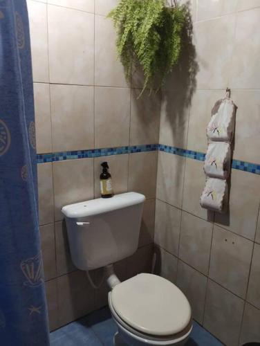a bathroom with a toilet and a bunch of towels at Bienestar in San Ignacio