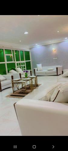 ein Wohnzimmer mit einem Sofa und einem Tisch in der Unterkunft شالية مون لايت in Umm Lajj