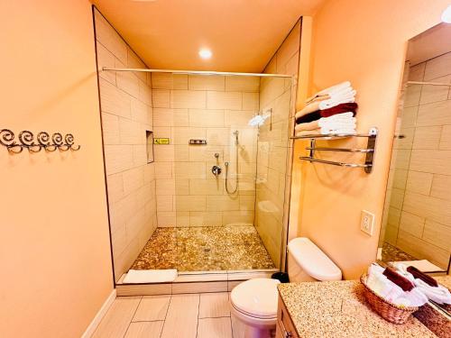 Bilik mandi di The Inn at Shasta Lake
