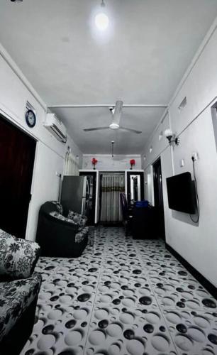 賈夫納的住宿－Suguna Villa，带沙发和天花板的客厅