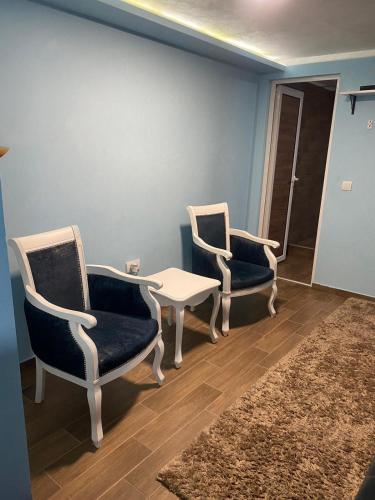 a waiting room with two chairs and a table at Apartman Ivica in Pančevo