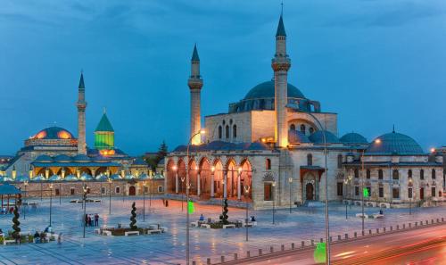 una mezquita con cúpulas y una calle delante de ella en Pirotel Hotel, en Konya