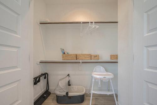Bilik mandi di Modern Home Near Downtown with Fast WiFi, BBQ, Games & EV equipped!
