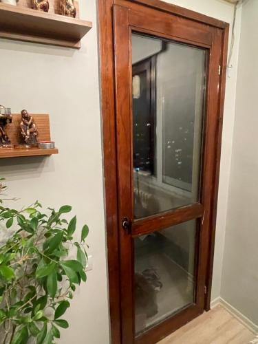 una puerta de madera en una habitación con una planta en 1+1 lüx daire en Estambul