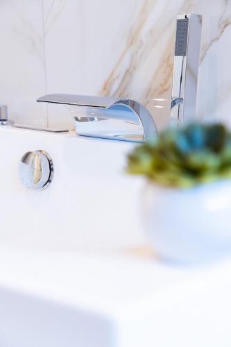 a white desk with a laptop on top of it at Blu Iris - Deluxe apartment with jacuzzi in Lesa