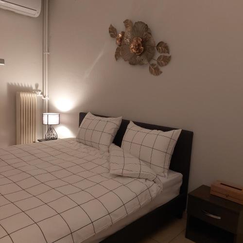 sypialnia z łóżkiem i zegarem na ścianie w obiekcie Vaggoula's Luxury Apartment 1 w mieście Seres