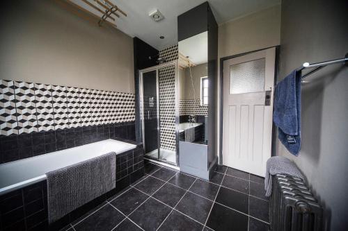 a bathroom with a tub and a sink at Fabulous Camberwell Home Z2 in London