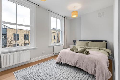 En eller flere senger på et rom på Modern 2 Bedroom Townhouse Flat in King’s Cross
